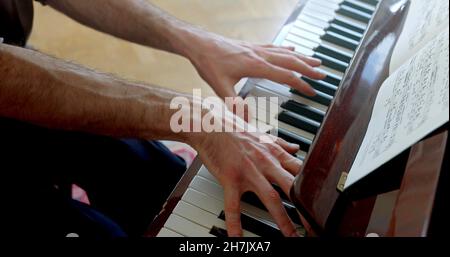 Una vista dall'alto delle mani che suonano pianoforte Foto Stock