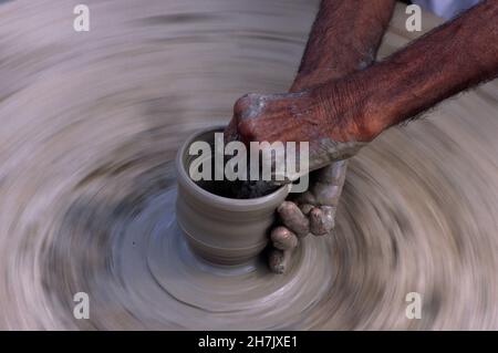 Un artigiano rendendo clayware usando il tradizionale ruota di filatura, in un villaggio nel deserto di Thar, nella provincia del Sindh, Pakistan. Aprile 26, 2005. Foto Stock