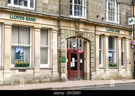 Shaftsbury, Inghilterra - Giugno 2021: Vista esterna del ramo di Lloyds Bank nel cenre della città Foto Stock