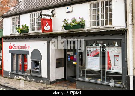 Shaftsbury, Inghilterra - Giugno 2021: Vista esterna del ramo della banca di Santander nel cenre della città Foto Stock