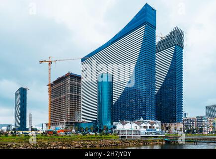 Batumi, Georgia. 19 agosto 2021: Vista di nuovi edifici vicino al lago e Giustizia. Foto Stock