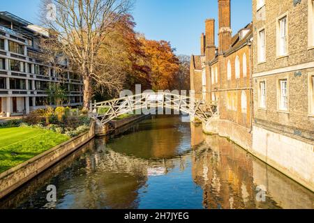 Cambridge, Cambridgeshire, Regno Unito – Novembre 2021. Una vista sul Ponte di legno, conosciuto anche come Ponte Matematico, sul Fiume Cam. Foto Stock