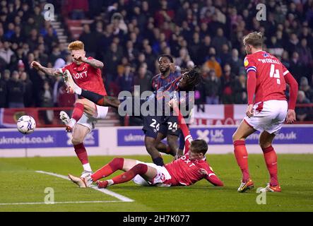 L'ammiraglio Muskwe di Luton Town ha bloccato il suo colpo da Jack Colback di Nottingham Forest (a sinistra) e James Garner durante la partita Sky Bet Championship al City Ground di Nottingham. Data foto: Martedì 23 novembre 2021. Foto Stock