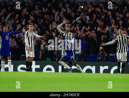 Stamford Bridge, Chelsea, Londra, Regno Unito. 23 novembre 2021. Champions League Football, Chelsea FC versus Juventus: Trevoh Chalobah di Chelsea celebra dopo aver segnato il suo primo goal in 25 minuti per renderlo 1-0 credito: Azione Plus Sport / Alamy Live News Foto Stock