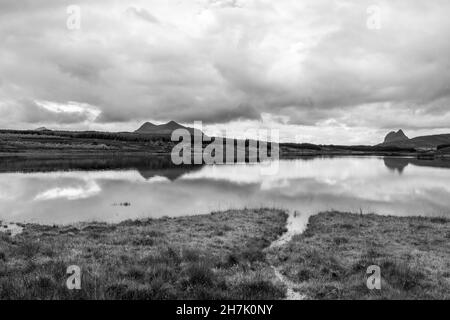 Regno Unito, Scozia, Highlands, Sutherland, Loch Borralan. Sulla A837 fino a Lairg. Vicino a Aultnacealgach e Ledmore. Montagne di cUL Mor (a sinistra) e Suilven (a destra) Foto Stock