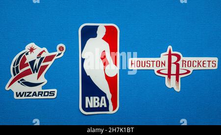 1 ottobre 2021, Springfield, USA, Emblems of the Houston Rockets e Washington Wizards squadre di basket su sfondo blu. Foto Stock