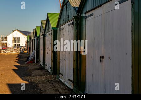 fila di vecchie capanne di pescatori capanne a bembridge sulla costa dell'isola di wight uk, vecchi negozi di pescatori in legno sulla banchina bembridge Foto Stock