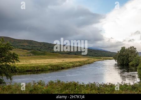 Regno Unito, Scozia, Highlands, River Cassley a Sutherland. È un fiume di price della pesca della mosca del salmone. Foto Stock