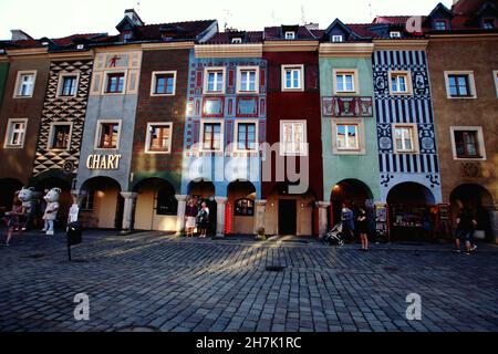 POZNAN, POLONIA - Apr 24, 2018: Tende colorate, facciate di edifici a Poznan, Polonia Foto Stock