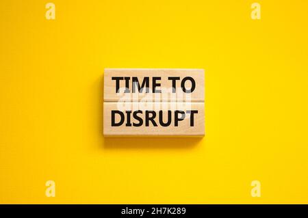 Tempo di interruzione del simbolo. Concetto parole tempo di disgregare su blocchi di legno su uno sfondo giallo bello. Business e il tempo di rivoluz. Concetto. Copia sp Foto Stock