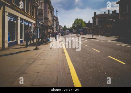 LONDRA, REGNO UNITO - 15 dicembre 2017: Una strada con persone che camminano sul marciapiede a Londra, Regno Unito Foto Stock