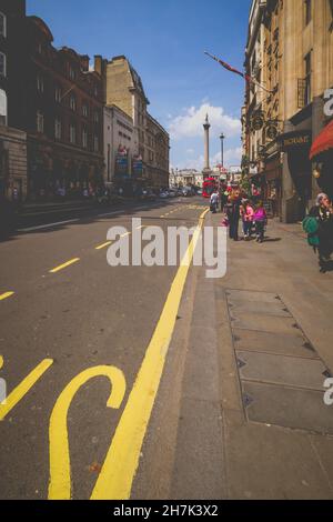 LONDON CITY, REGNO UNITO - 15 dicembre 2017: Un colpo verticale di una famiglia che cammina verso Trafalgar Square a Londra, Regno Unito Foto Stock