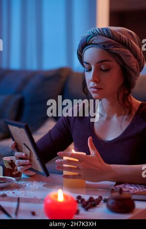 Donna con occhi chiusi che esegue un rituale magico d'amore Foto Stock