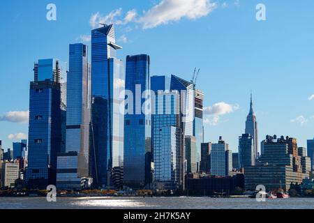 I grattacieli si innalzano sopra la moderna costa di New York Foto Stock