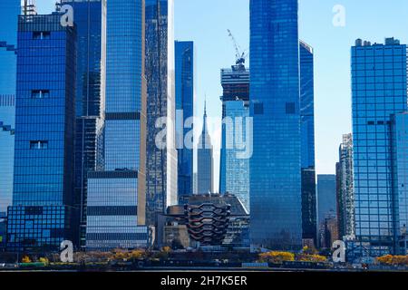 I grattacieli si innalzano sopra la moderna costa di New York Foto Stock