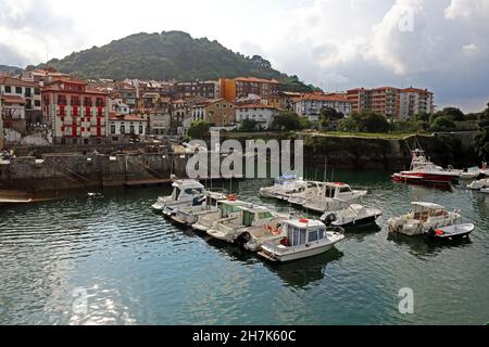 Bacino del porto e Place Mundaka, Riserva della Biosfera di Urdaibai, Paesi Baschi, Spagna Foto Stock