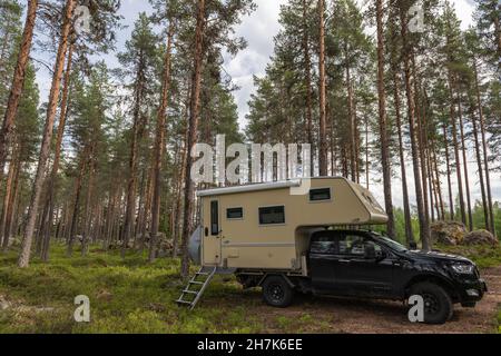 Cabina add-on su un Ford Ranger nel mezzo della foresta vicino Sveg, Jämtland, Svezia Foto Stock