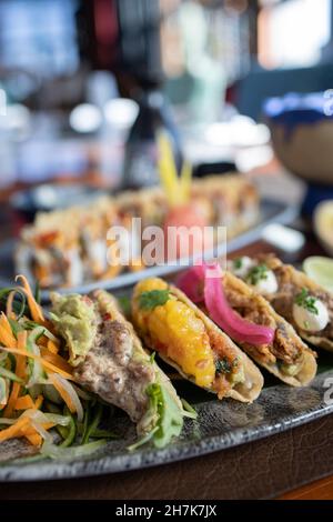 Primo piano verticale di deliziosi tacos disposti splendidamente su un piatto Foto Stock