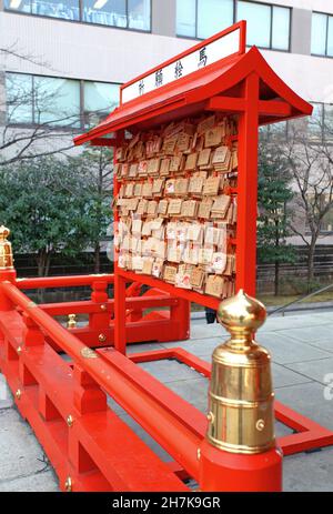 Il Santuario di Hanazono con edifici color vermiglio e porte Torii a Shinjuku, Tokyo, Giappone. È uno dei santuari Inari più importanti del Giappone Foto Stock