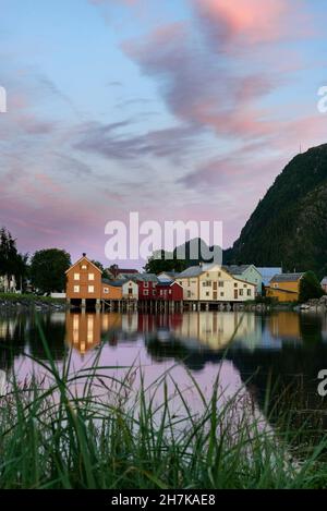 Vecchie case di legno presso il porto in alta marea a Mosjöen, Norvegia Foto Stock