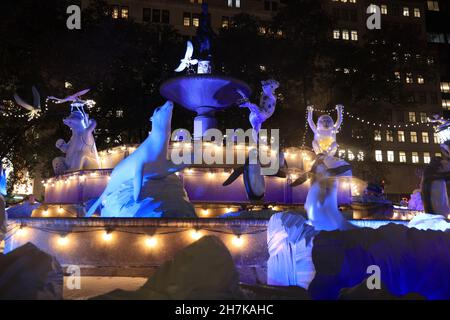 New York, N.Y/USA – 21 novembre 2021: La Fontana di Pulitzer si è trasformata in una meraviglia invernale per la stagione delle vacanze a New York. "Il quinto Foto Stock