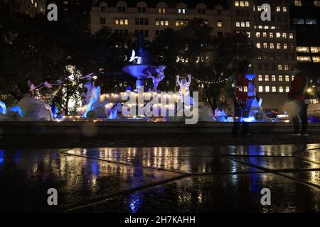 New York, N.Y/USA – 21 novembre 2021: La Fontana di Pulitzer si è trasformata in una meraviglia invernale per la stagione delle vacanze a New York. "Il quinto Foto Stock