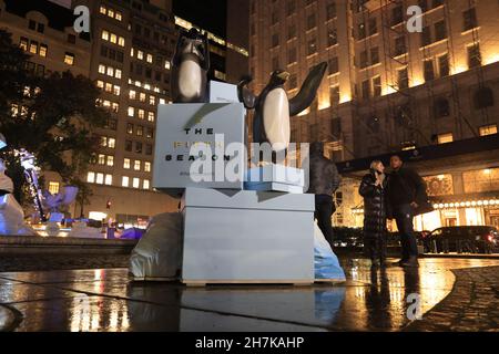 New York, N.Y/USA – 21 novembre 2021: La Fontana di Pulitzer si è trasformata in una meraviglia invernale per la stagione delle vacanze a New York. "Il quinto Foto Stock