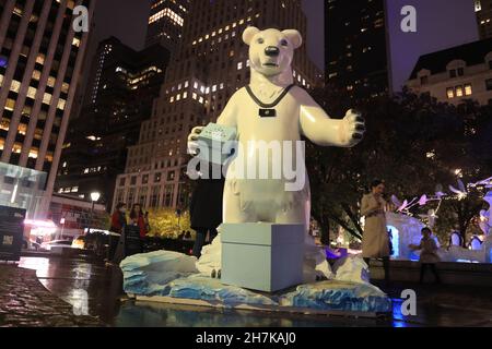 New York, N.Y/USA – 21 novembre 2021: La Fontana di Pulitzer si è trasformata in una meraviglia invernale per la stagione delle vacanze a New York. "Il quinto Foto Stock