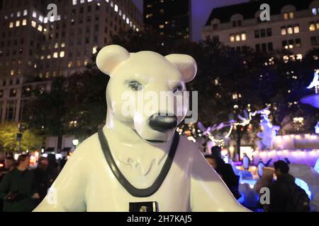 New York, N.Y/USA – 21 novembre 2021: La Fontana di Pulitzer si è trasformata in una meraviglia invernale per la stagione delle vacanze a New York. "Il quinto Foto Stock