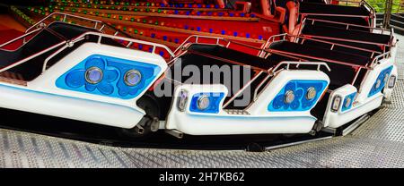 Foto di carretti carosello parco divertimenti con posti a sedere. Foto Stock