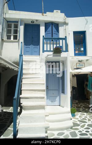 Isola di Naxos - Grecia - Giugno 26 2017 : . L'affascinante e storico centro storico con vista su una piccola piazza con case tradizionali in vecchio stile. Verticale Foto Stock