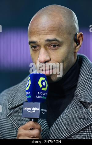 Parigi, Francia, 20 novembre 2021. L'ex Arsenale, Monaco e la Francia attaccante Thierry Henry commenta per Amazon prime durante la partita Ligue 1 al Parc des Princes di Parigi. Il credito d'immagine dovrebbe essere: Jonathan Moscrop / Sportimage Foto Stock