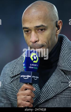 Parigi, Francia, 20 novembre 2021. L'ex Arsenale, Monaco e la Francia attaccante Thierry Henry commenta per Amazon prime durante la partita Ligue 1 al Parc des Princes di Parigi. Il credito d'immagine dovrebbe essere: Jonathan Moscrop / Sportimage Foto Stock