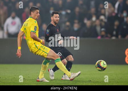 Parigi, Francia, 20 novembre 2021. Lionel messi di PSG spara in direzione di gol come Andrei Girotto del FC Nantes guarda avanti durante la partita Ligue 1 al Parc des Princes di Parigi. Il credito d'immagine dovrebbe essere: Jonathan Moscrop / Sportimage Foto Stock