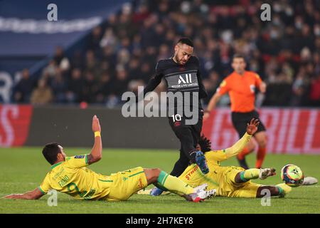 Parigi, Francia, 20 novembre 2021. Fabio e Samuel Moutoutsamy del FC Nantes scivolano per sfidare Neymar Jr del PSG durante la partita Ligue 1 al Parc des Princes di Parigi. Il credito d'immagine dovrebbe essere: Jonathan Moscrop / Sportimage Foto Stock