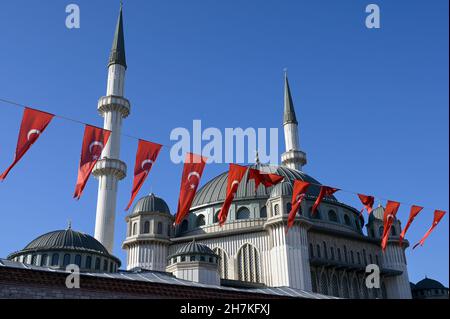 TURCHIA, Istanbul, Beyoglu, Piazza Taksim, nuova moschea / Türkei, Istanbul, Stadtteil Beyoglu, Taksim Platz, neue Moschee Foto Stock