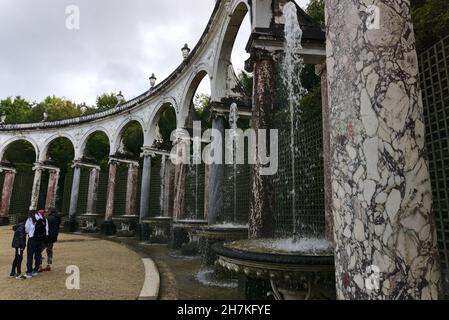 PARIGI, FRANCIA - 01 ottobre 2019: I turisti che viaggiano alla Reggia di Versailles a Versailles, Francia Foto Stock