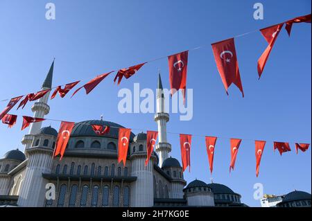 TURCHIA, Istanbul, Beyoglu, Piazza Taksim, nuova moschea / Türkei, Istanbul, Stadtteil Beyoglu, Taksim Platz, neue Moschee Foto Stock