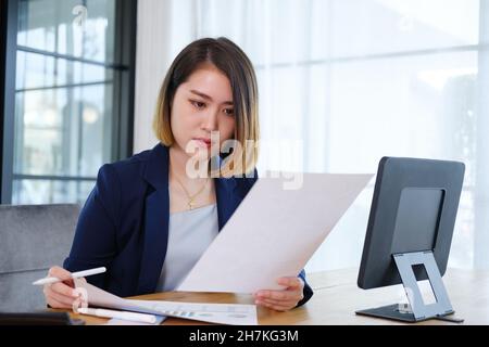 Ritratto di bella e intelligente giovane imprenditore donna d'affari che lavora in moderna postazione di lavoro. Foto Stock