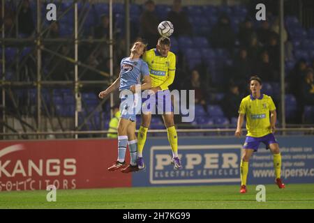 SOLIHULL, REGNO UNITO. 23 NOVEMBRE. Callum Maycock di Solihull Moors e ben Fox di Grimsby Town si contesta un titolo durante la partita della Vanarama National League tra Solihull Moors e Grimsby Town al SportNation.bet Stadium, Solihull martedì 23 novembre 2021. (Credit: James Holyoak/Alamy Live News) Foto Stock