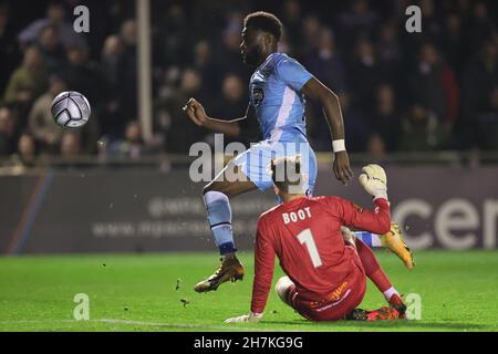 SOLIHULL, REGNO UNITO. 23 NOVEMBRE. Ryan Boot of Solihull Moors salva un colpo da Michee Efete di Grimsby Town durante la partita della Vanarama National League tra Solihull Moors e Grimsby Town al SportNation.bet Stadium, Solihull martedì 23 novembre 2021. (Credit: James Holyoak/Alamy Live News) Foto Stock