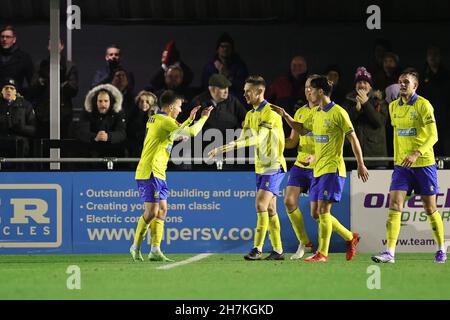 SOLIHULL, REGNO UNITO. 23 NOVEMBRE. Joe Sbarra di Solihull Moors festeggia con i compagni di squadra dopo aver segnato i suoi lati secondo obiettivo della partita per rendere 2-0 durante la Vanarama National League partita tra Solihull Moors e Grimsby Town presso SportNation.bet Stadium, Solihull Martedì 23 novembre 2021. (Credit: James Holyoak/Alamy Live News) Foto Stock