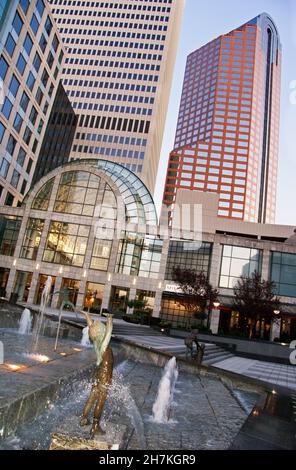 Charlotte, Carolina del Nord, NC. Il Plaza at Two Wells Fargo Center in centro. Foto Stock