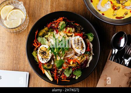 insalata asiatica con verdure e spaghetti di vetro Foto Stock