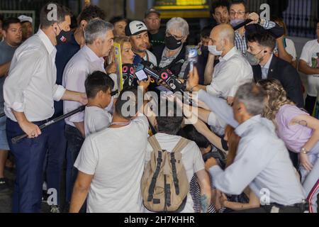 Ciudad de Buenos Aires, Argentina. 22 novembre 2021. I genitori di Lucas GonzÃlez, Mario e Cintia insieme al loro avvocato Gregorio DalbÃ³n rispondono alle domande dei media. (Credit Image: © Esteban Osorio/Pacific Press via ZUMA Press Wire) Foto Stock