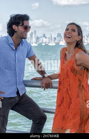 Bella coppia latina ridendo e avendo un momento felice. Panama Foto Stock