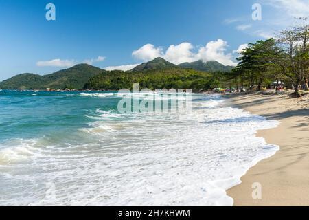 Bella vista sulla foresta pluviale verde e blu spiaggia selvaggia acqua in giorno di sole, Ilhabela, São Paulo, Brasile Foto Stock