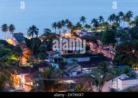 Bella vista dalla cima della collina al piccolo villaggio tropicale isola su blu ora, Ilhabela, São Paulo, Brasile Foto Stock