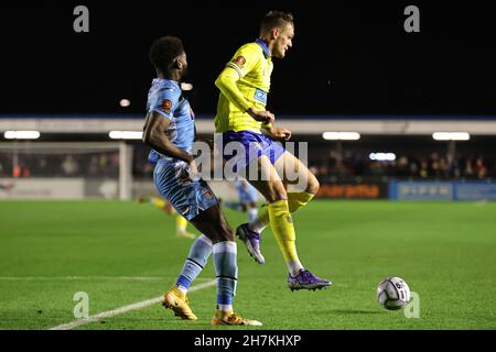 SOLIHULL, REGNO UNITO. 23 NOVEMBRE. Callum Maycock di Solihull Moors e Michee Efete di Grimsby Town battaglia per il possesso durante la partita della Vanarama National League tra Solihull Moors e Grimsby Town presso lo Stadio SportNation.bet di Solihull martedì 23 novembre 2021. (Credit: James Holyoak/Alamy Live News) Foto Stock