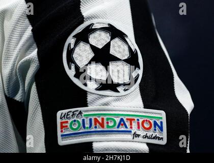 Stamford Bridge, Chelsea, Londra, Regno Unito. 23 novembre 2021. Champions League Football, Chelsea FC versus Juventus: UEFA Champions League cresta sulla manica destra di Koni De Winter of Juventus Credit: Action Plus Sports/Alamy Live News Foto Stock